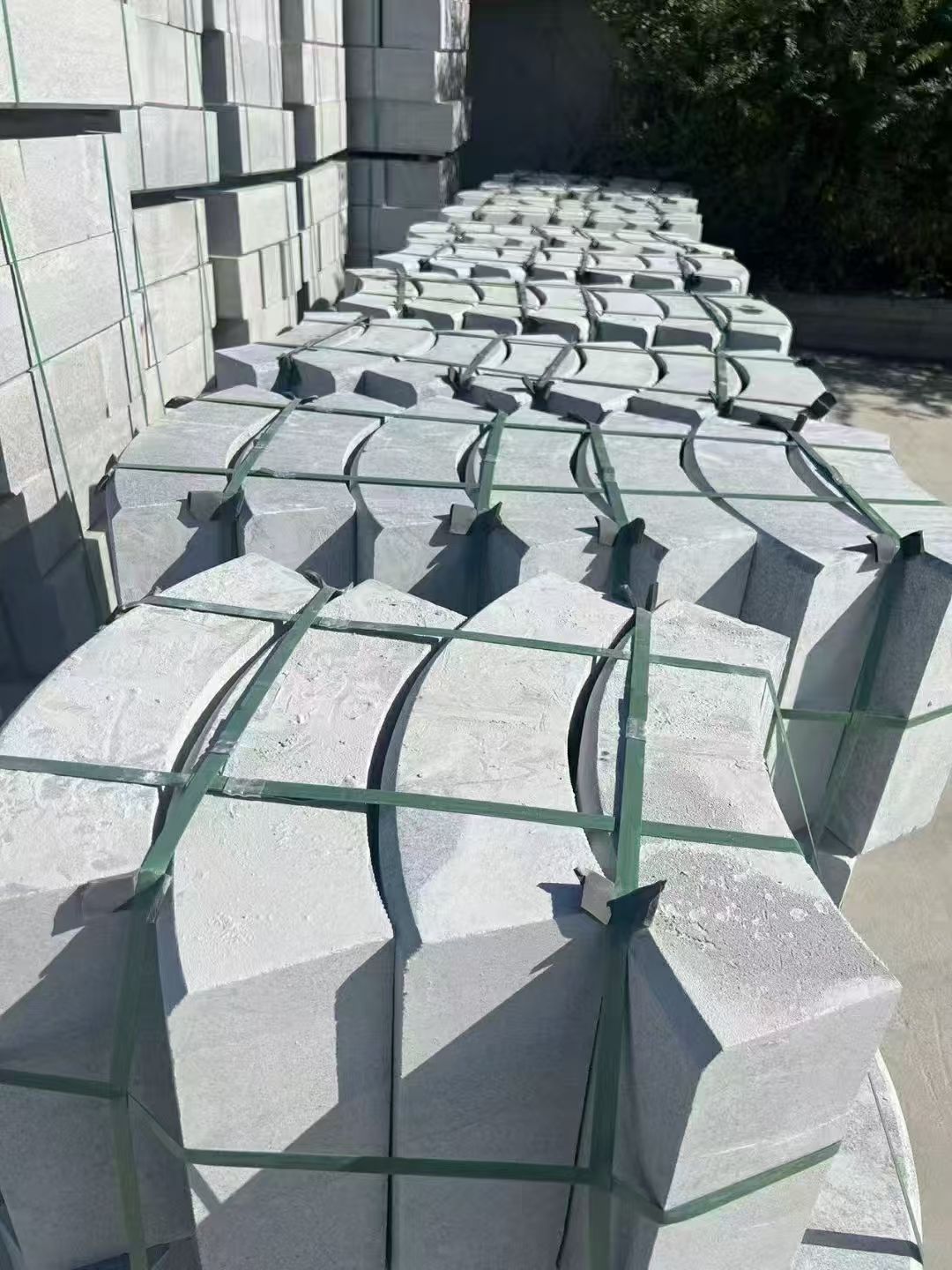 清远 芝麻灰弧形路沿石