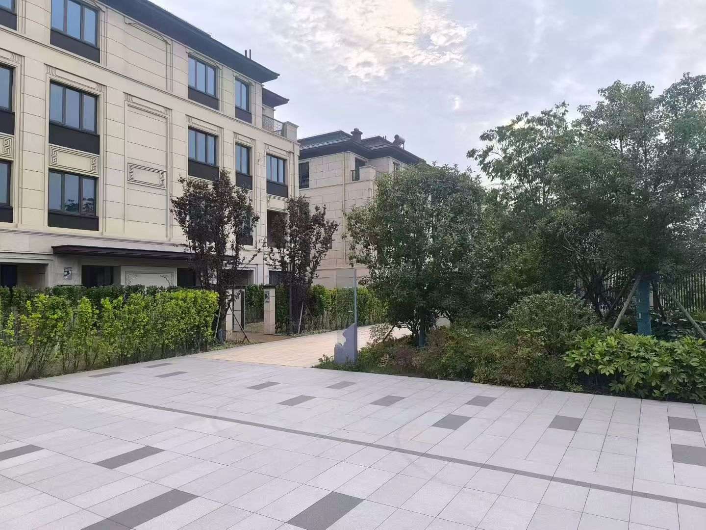 清远 芝麻白与芝麻白搭配铺装，尺寸1200*600