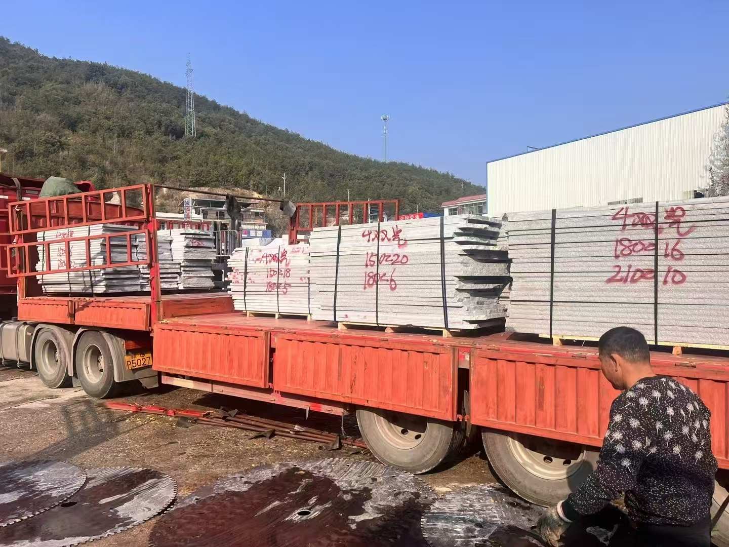 清远 芝麻灰花岗岩光面毛板出货日常