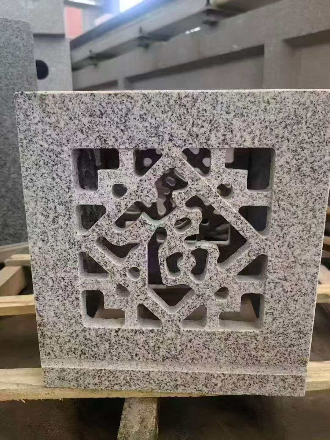 清远 芝麻白花岗岩镂空雕花灯笼