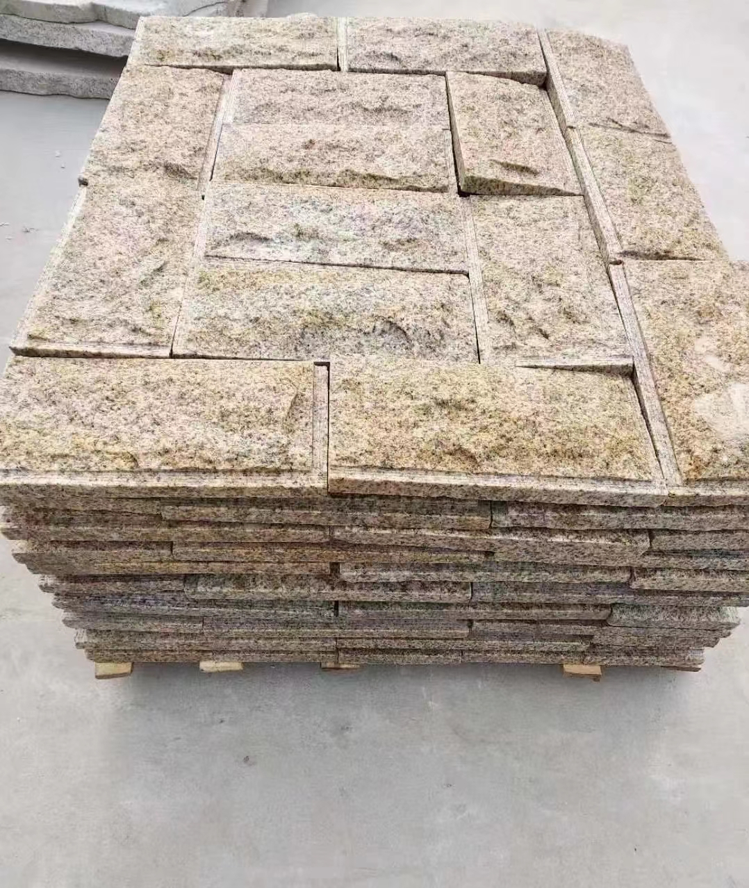 清远黄锈石蘑菇石